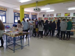 Estudiantes del Hércules hojeando los libros del stand